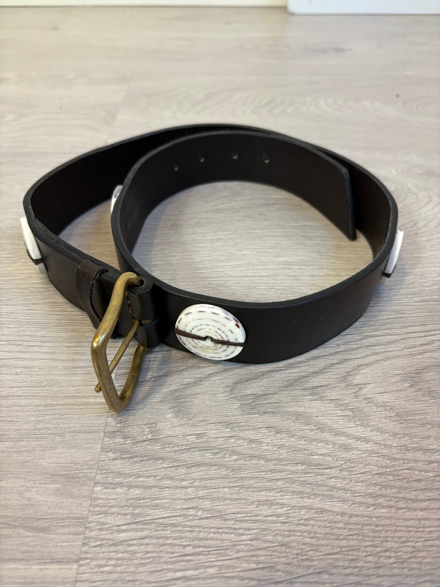 OTRAS. Cinturón piel detalles