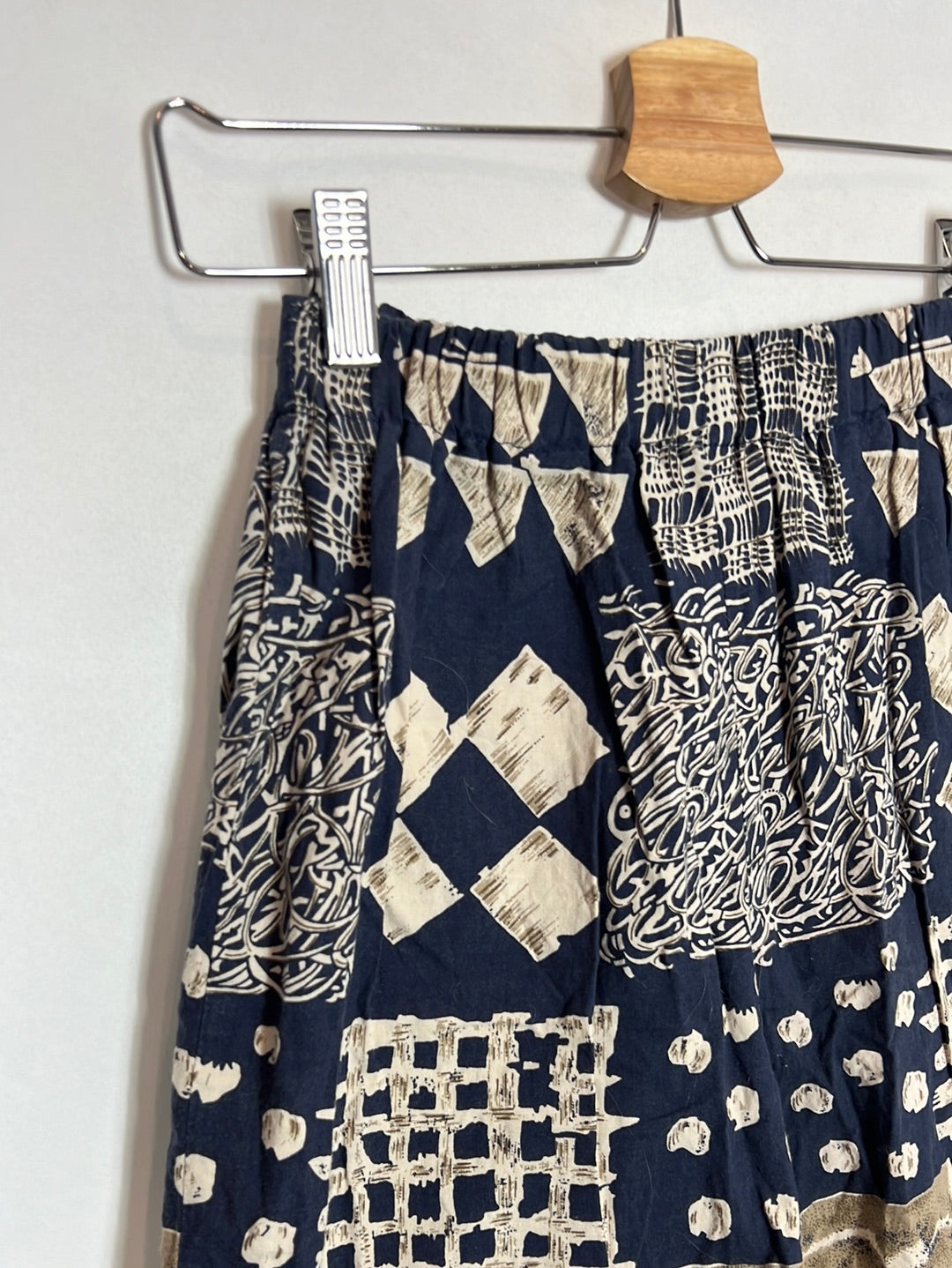 OTRAS. Pantalón corto azul estampado T.36