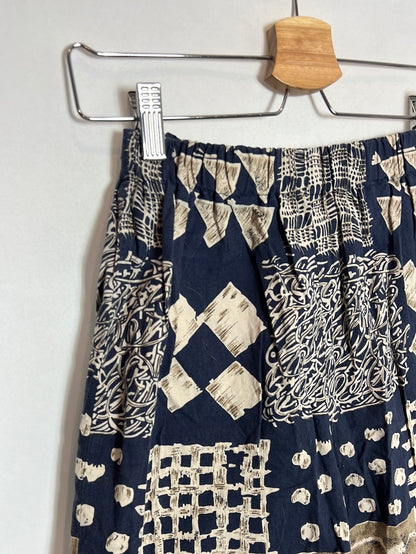 OTRAS. Pantalón corto azul estampado T.36