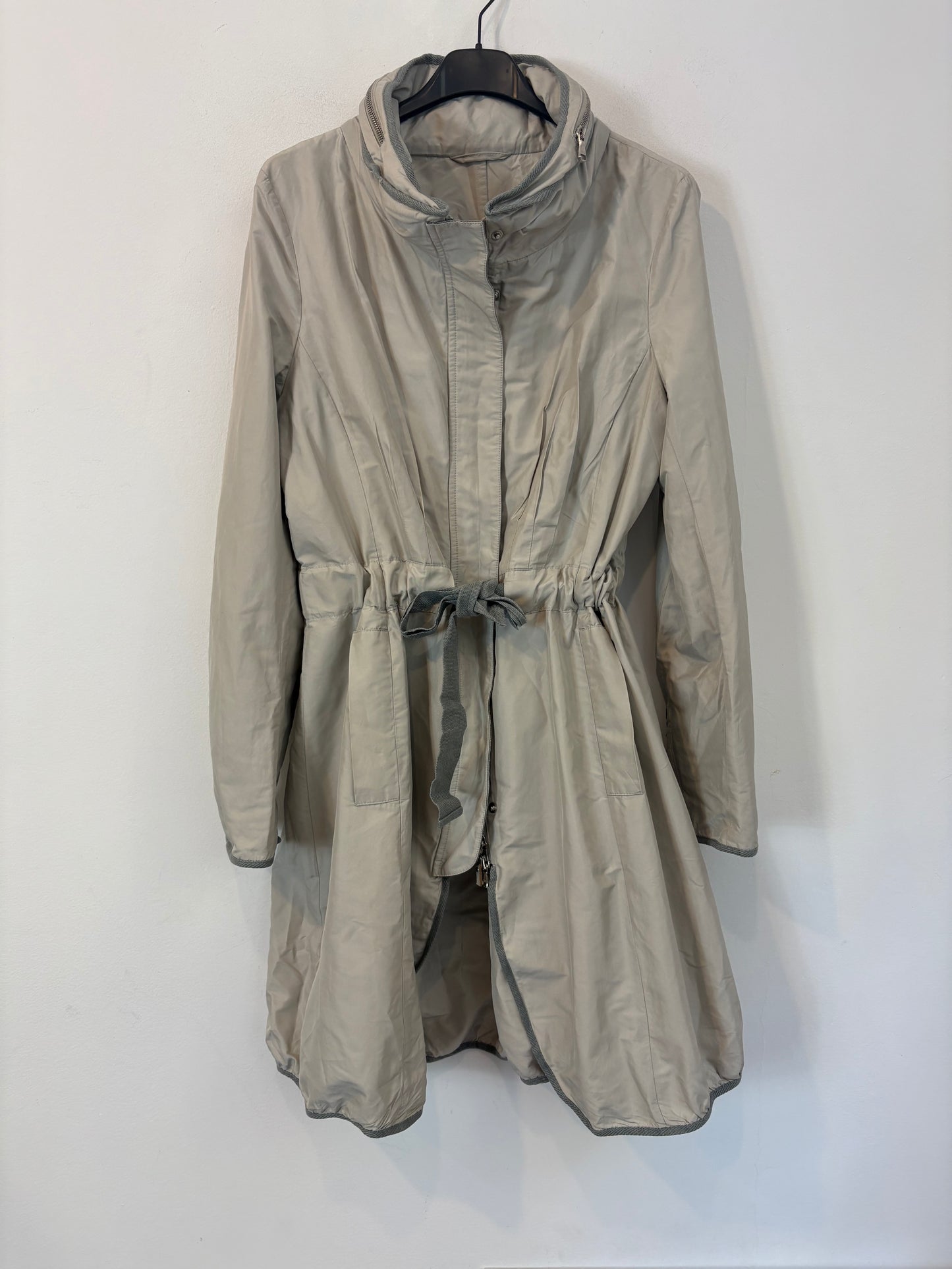 BRUNELLO CUCINELLI. Gabardina beige capucha .