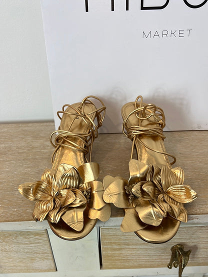 ZARA. Sandalia dorada flores T.40
