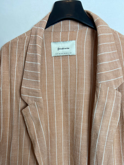 STRADIVARIUS. Chaqueta beige rayas T.XS