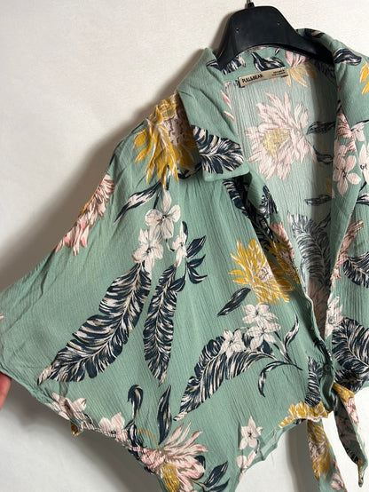 PULL&BEAR . Blusa fluida crop estampada. T S
