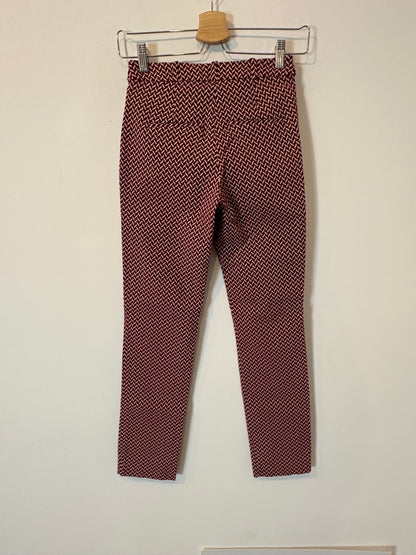 MANGO. Pantalón elastico burdeos estampado. T 36