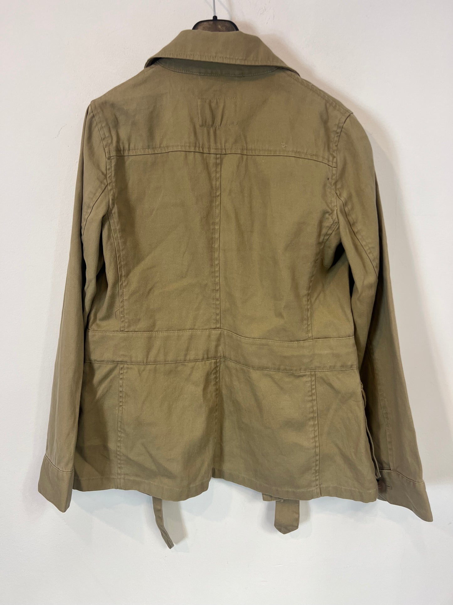 MASSIMO DUTTI. Chaqueta beige oscuro bolsillos. T 38
