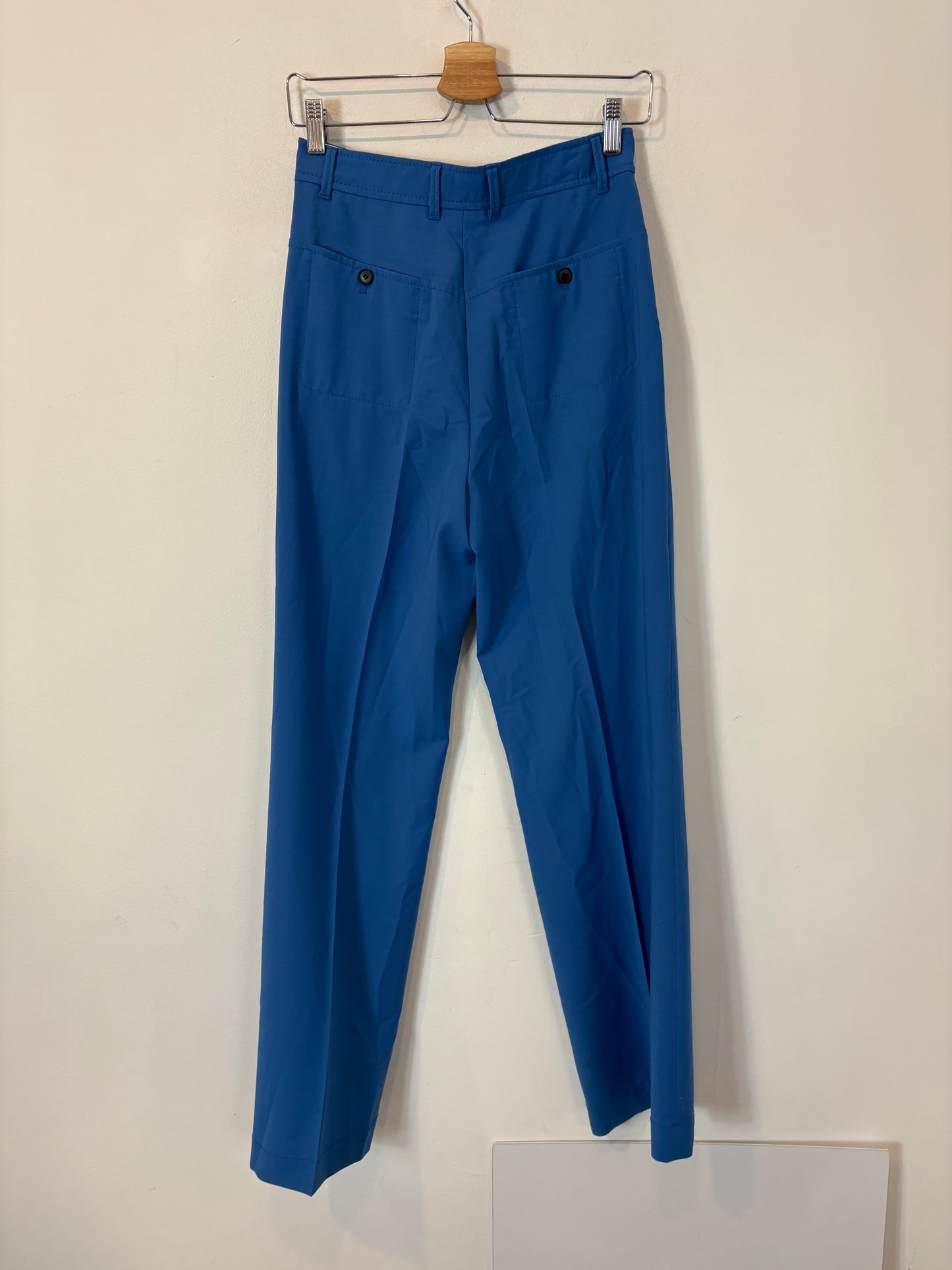 ZARA. Pantalón azul pinzas