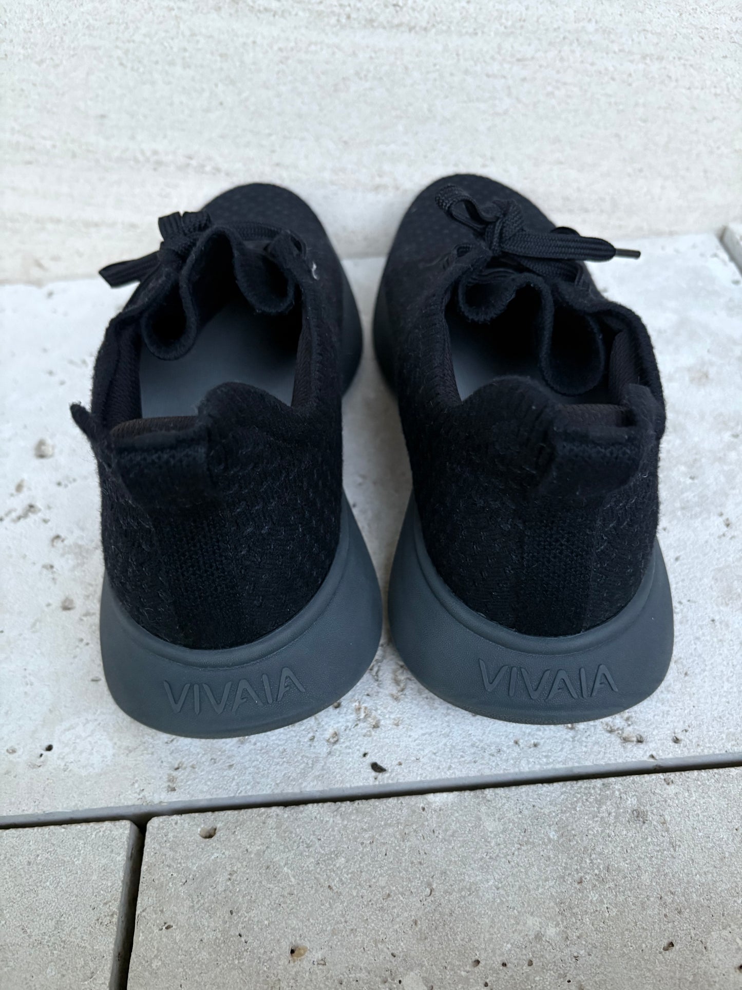 VIVAIA. Zapatillas textura en negro