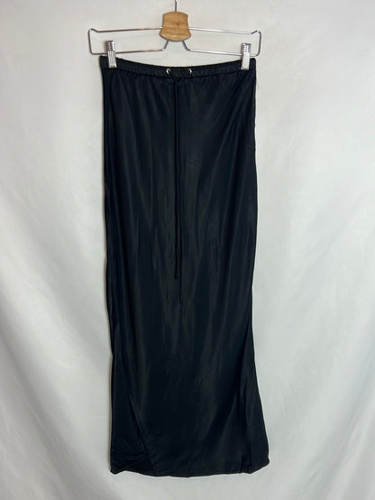 ZARA. Falda midi satinada negra. T XS