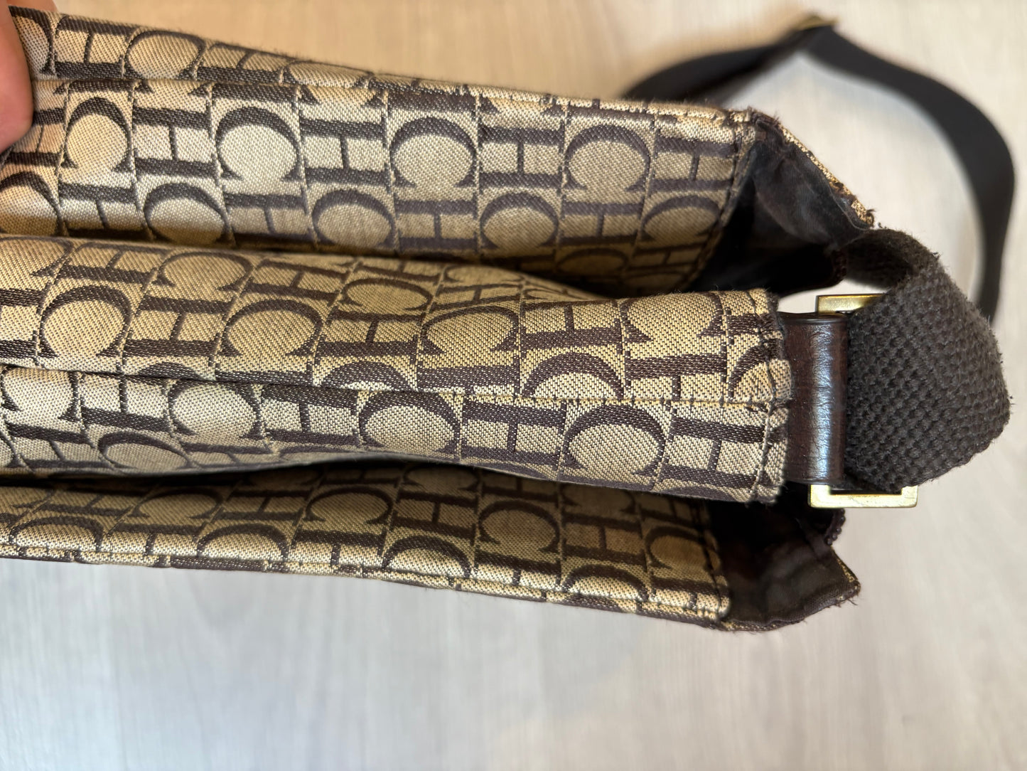 CAROLINA HERRERA. Bolso tela anagrama asa regulable