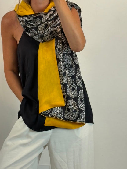 ALEXANDER McQUEEN. Pañuelo con cashmere calaveras