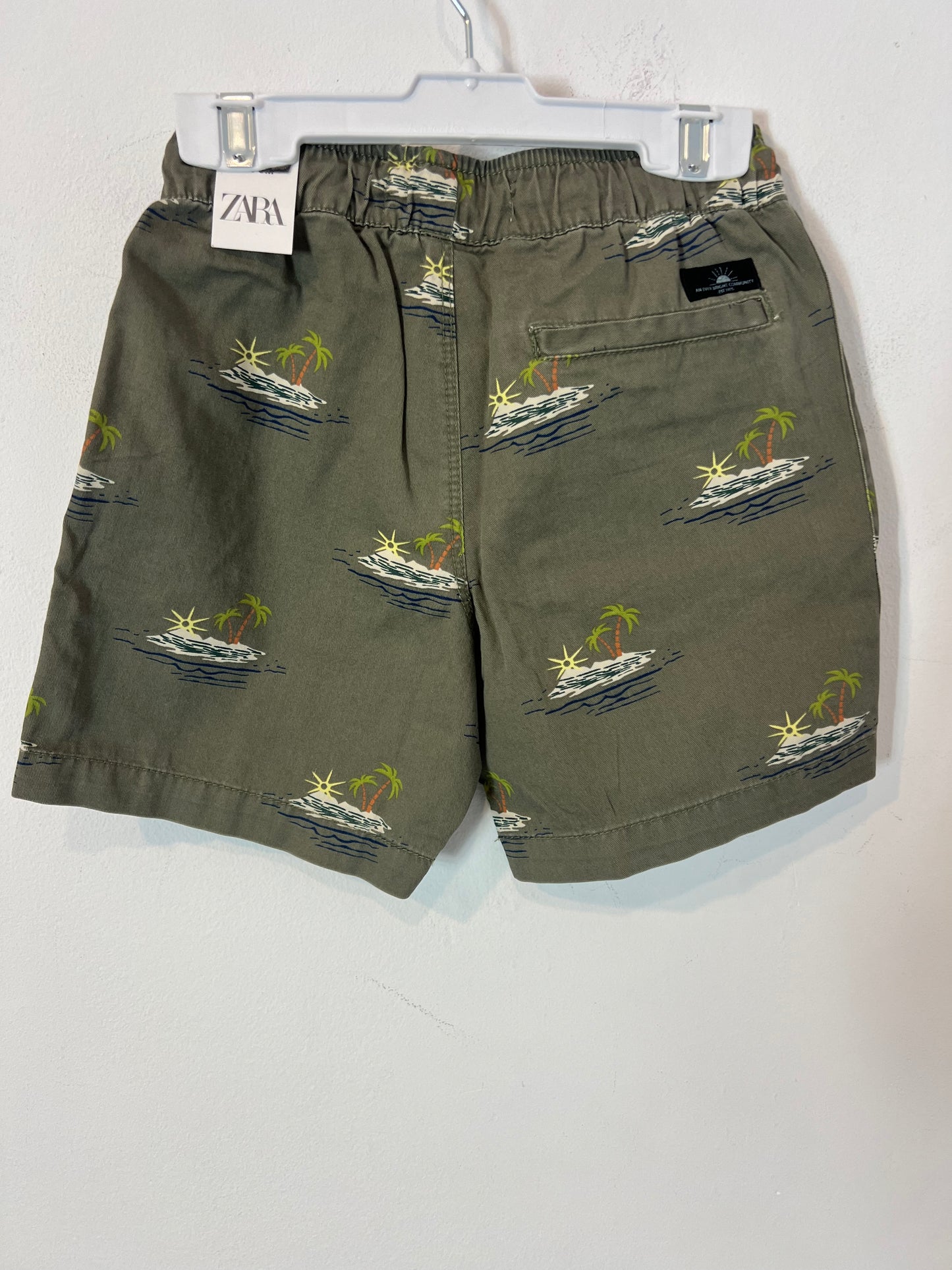 ZARA. Bermuda verde estampada. T 6 años