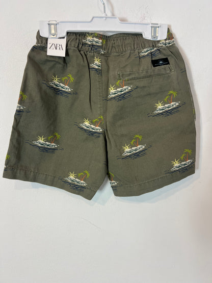 ZARA. Bermuda verde estampada. T 6 años