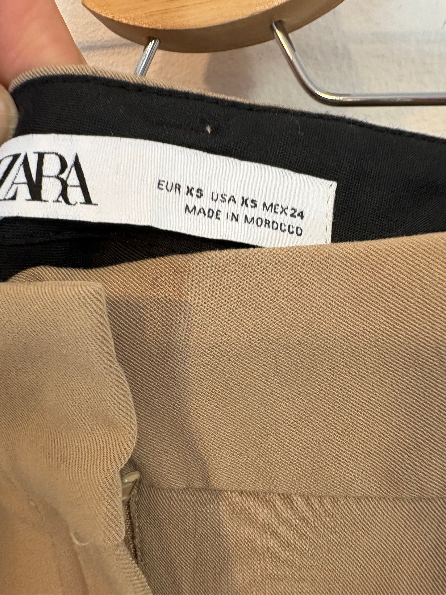 ZARA. Pantalón pinzas camel