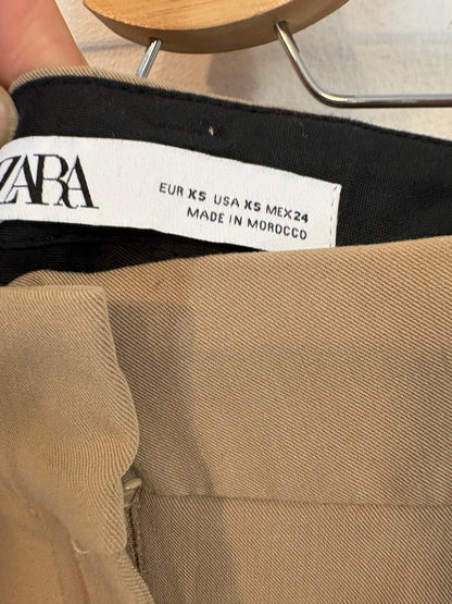 ZARA. Pantalón pinzas camel