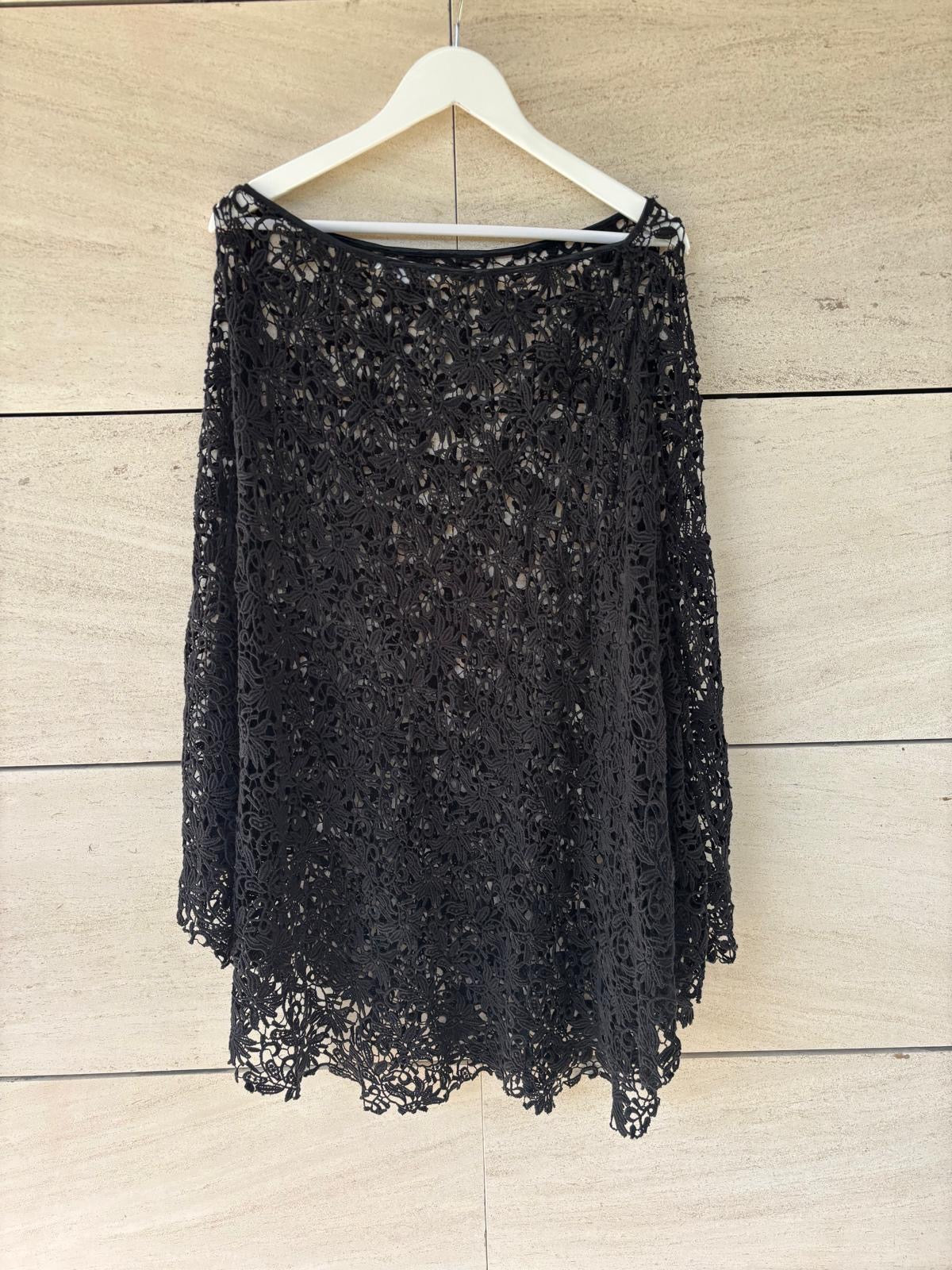 ONDADEMAR. Poncho negro croché