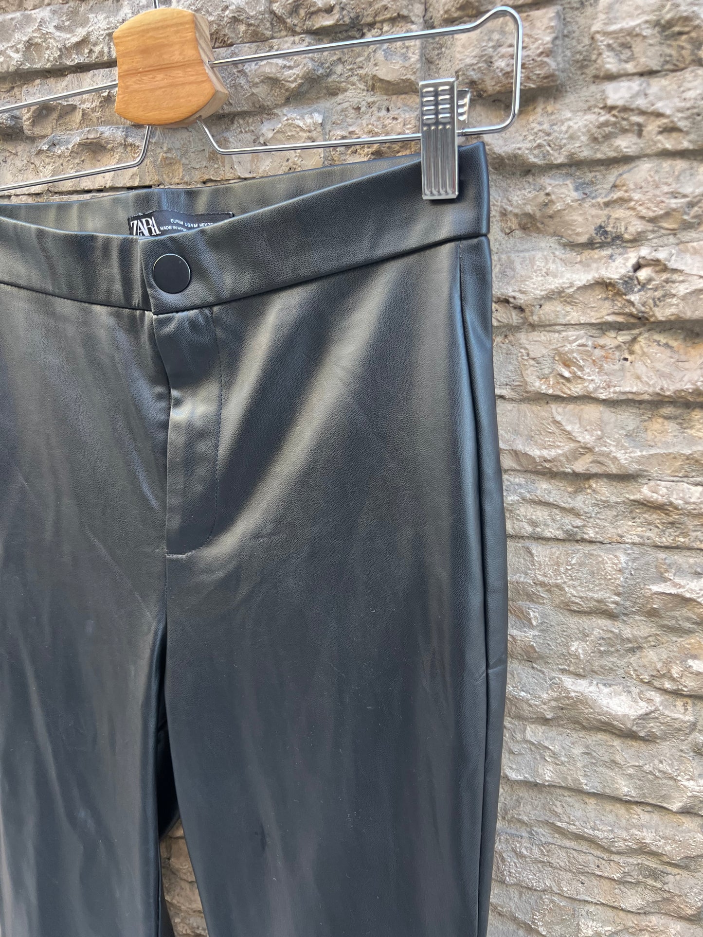 ZARA. Pantalón negro efecto piel recto. T M