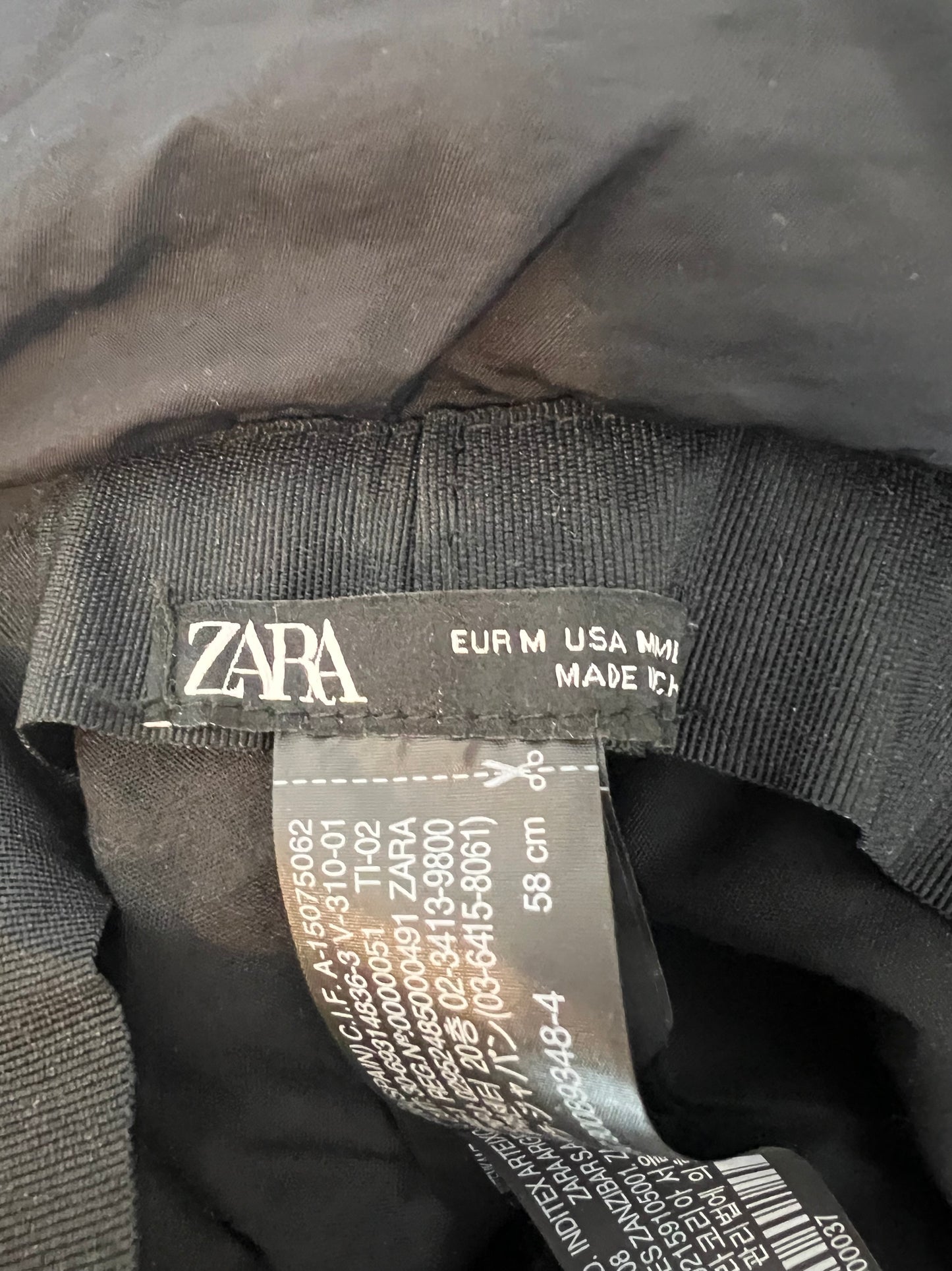 ZARA. Black bucket hat TM