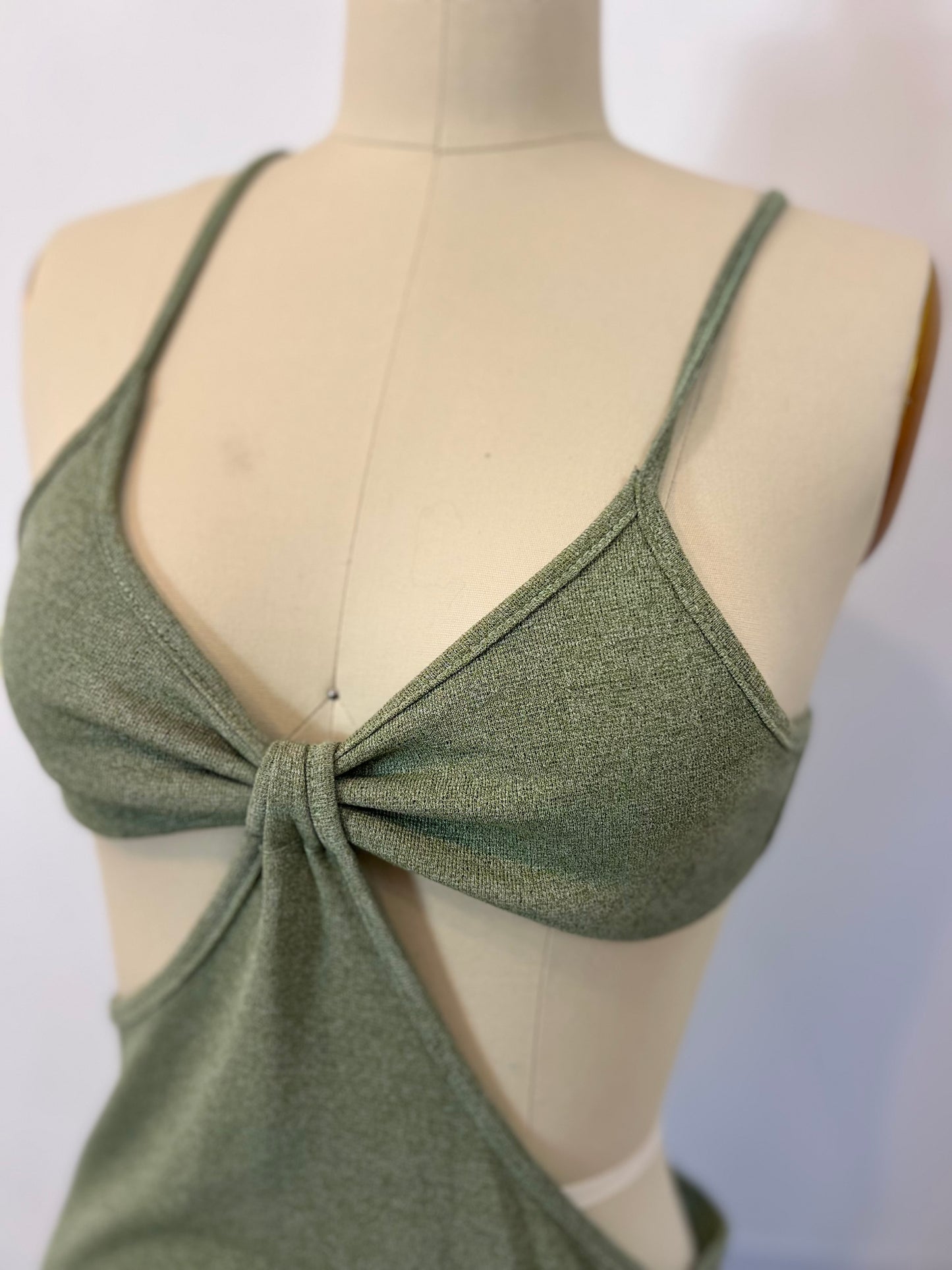 OTRAS.Vestido verde aperturas T.u(m)