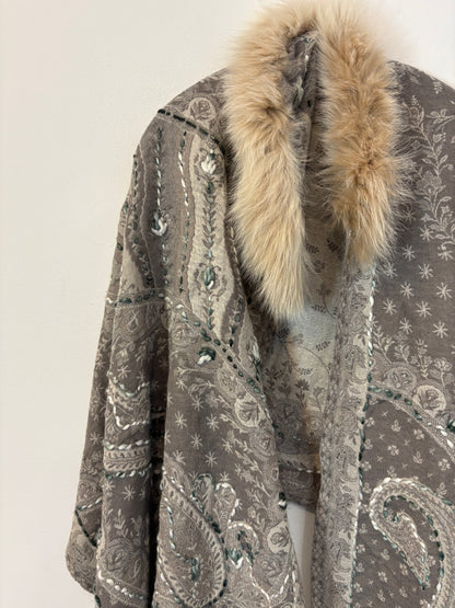 OTRAS. Capa bordada con pelo