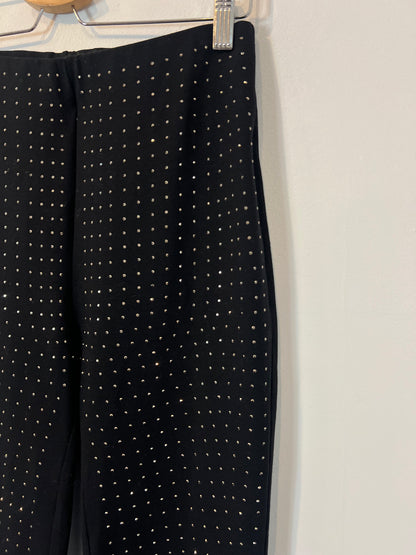 CHER. Pantalón negro capri tachas