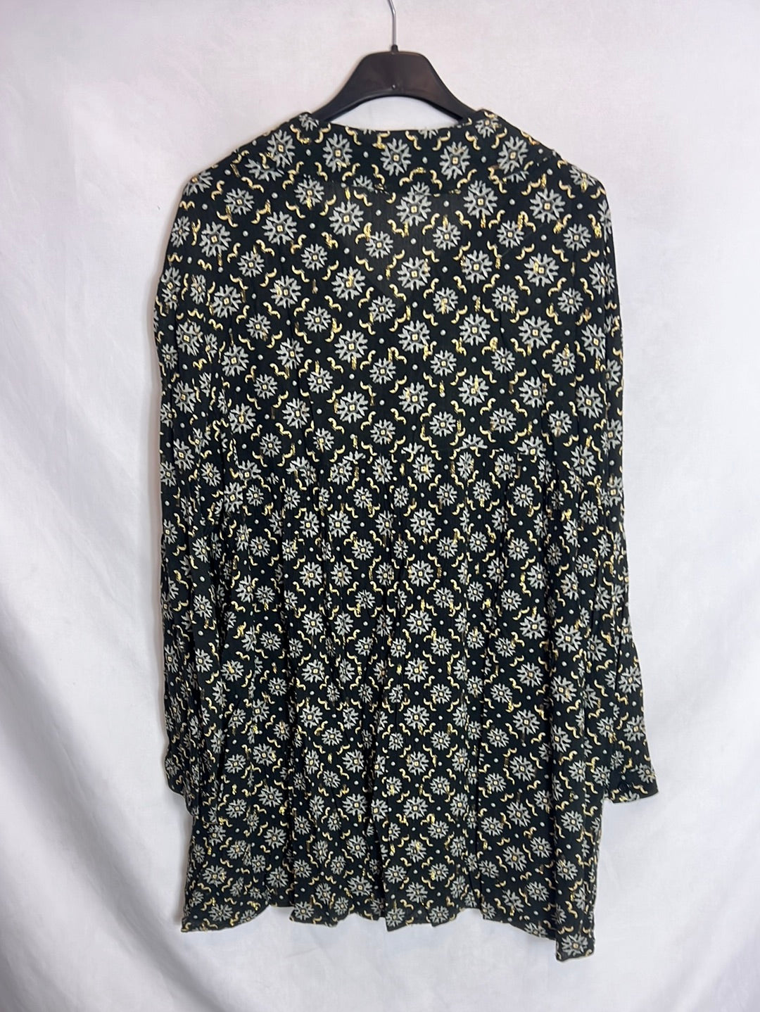 ZARA. Blusa negra fluida detalles dorados. T M