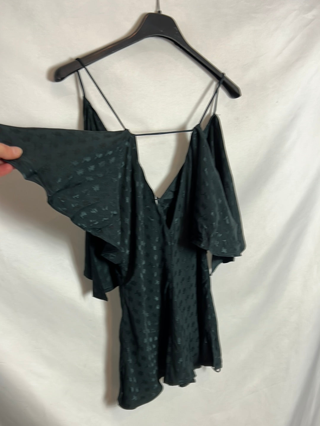 ZARA. Asymmetrical green satin top. TS