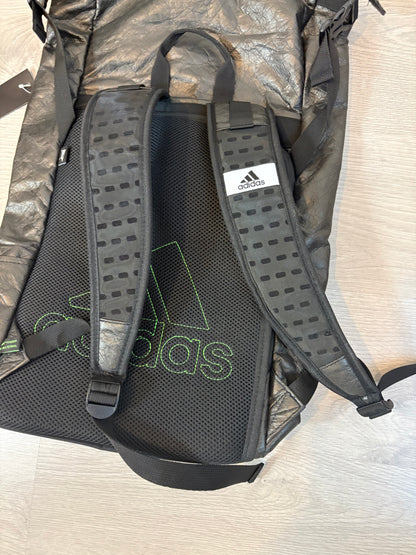 ADIDAS. Mochila negra textura