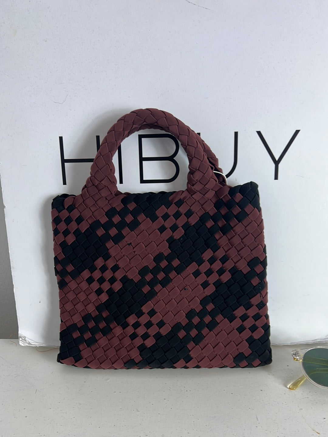 COS. Bolso de mano trenzado bicolor