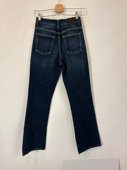 MASSIMO DUTTI. Denim ligeramente acampanado oscuro