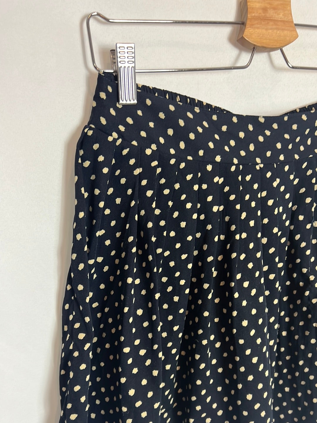 MANGO. Falda corta corta fluida topitos. T M