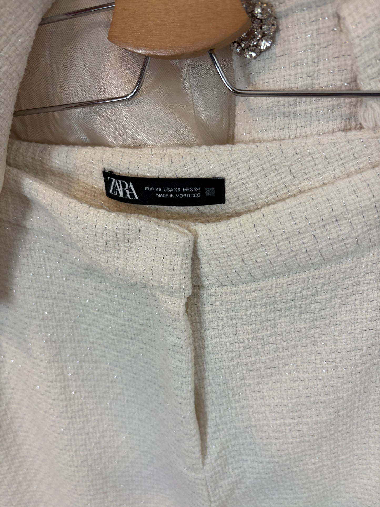 ZARA. Conjunto tweed blanco detalle hilos