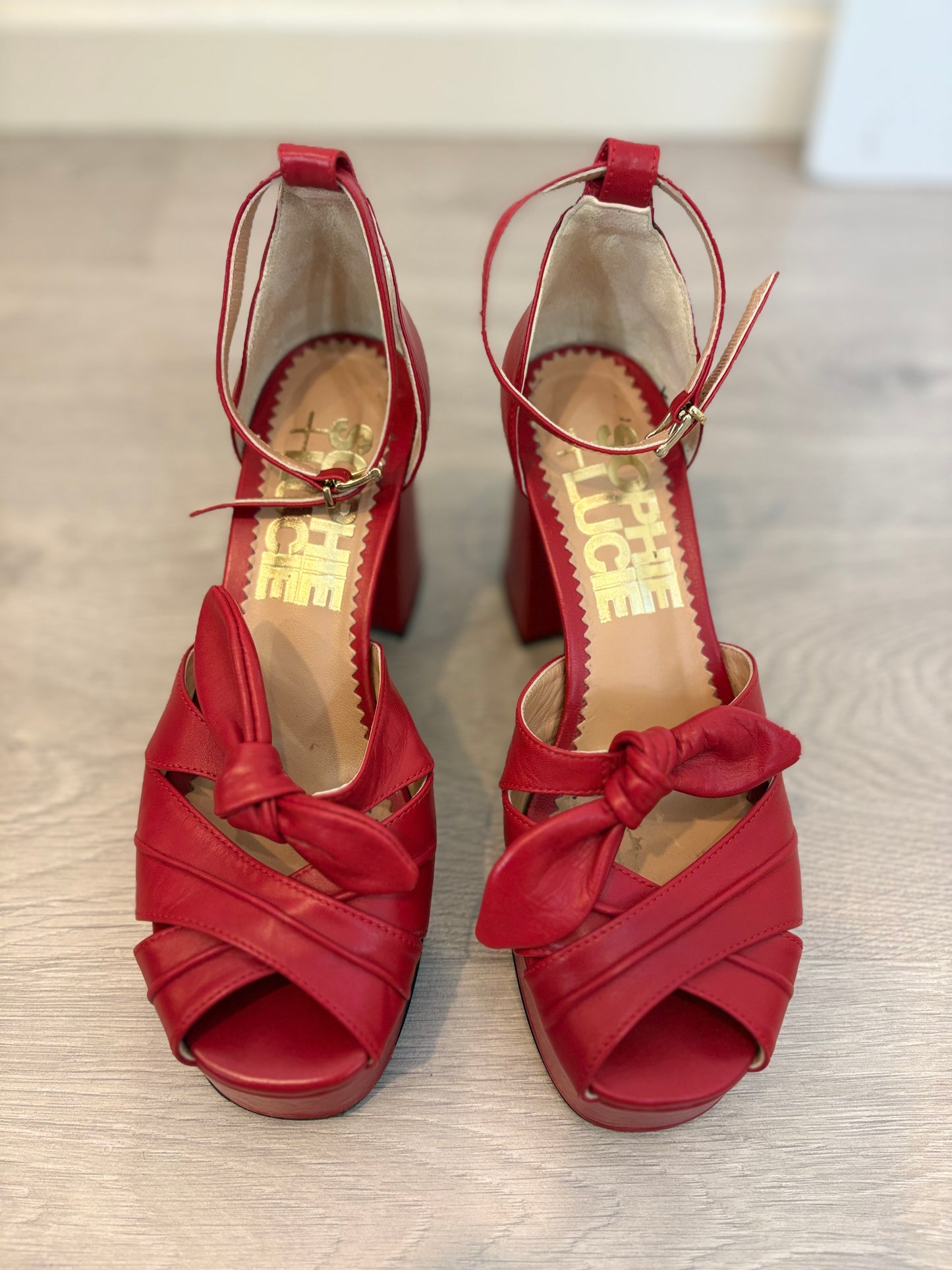 SOPHIE&LUCIE. Sandalia piel roja plataforma. T 38