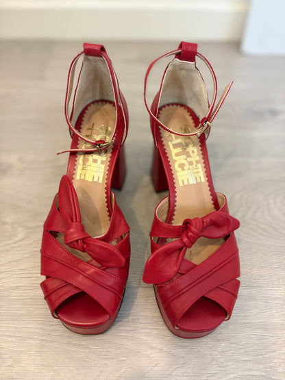 SOPHIE&LUCIE. Sandalia piel roja plataforma. T 38