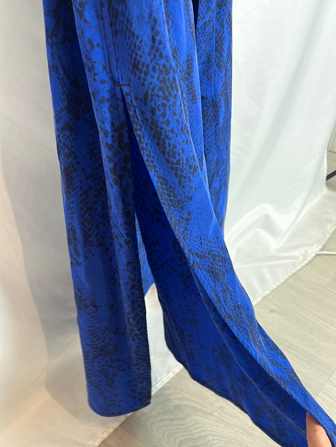 EQUIPMENT. Vestido largo seda azul print. T M