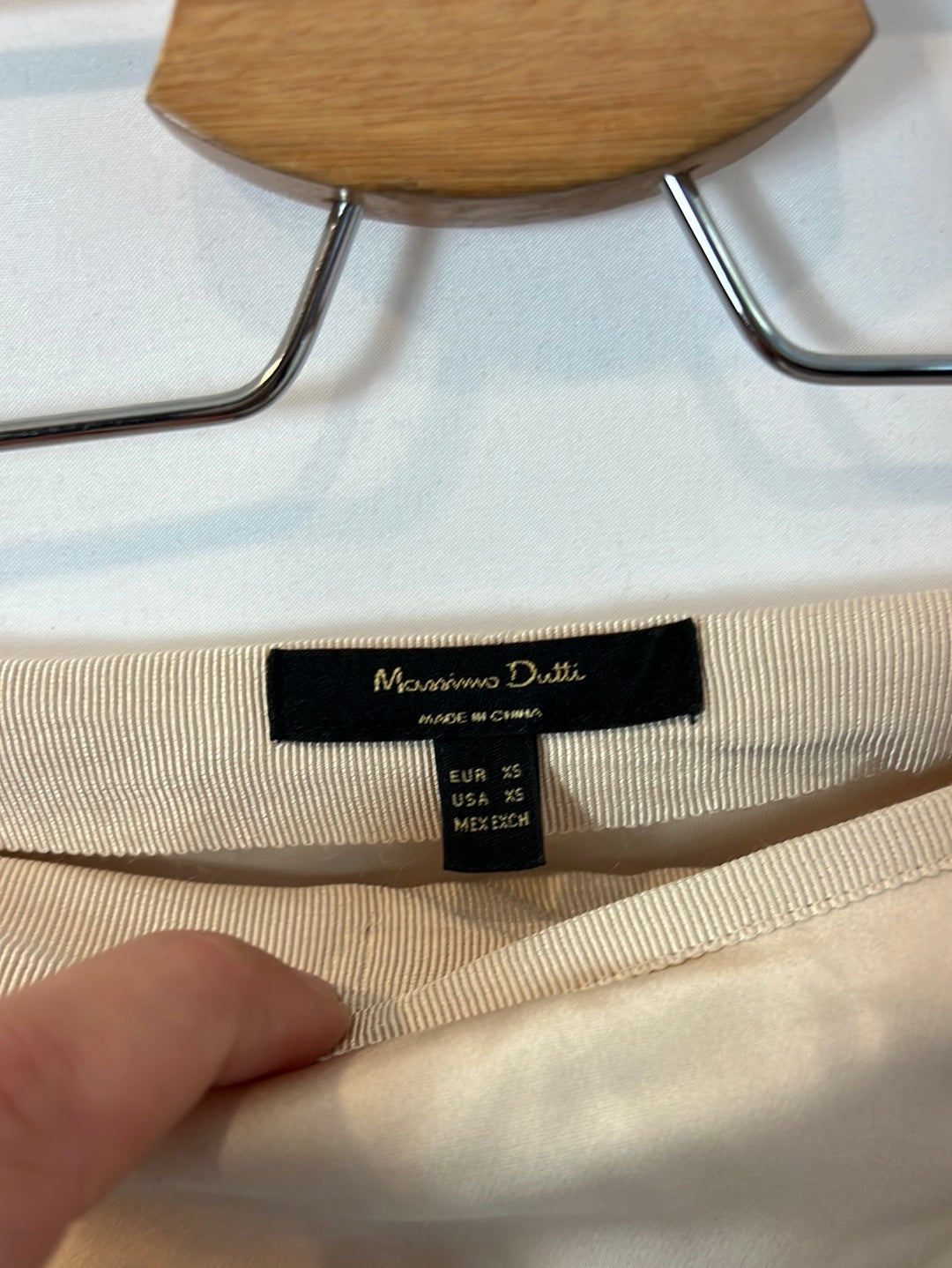 MASSIMO DUTTI. falda beige satinada T.xs