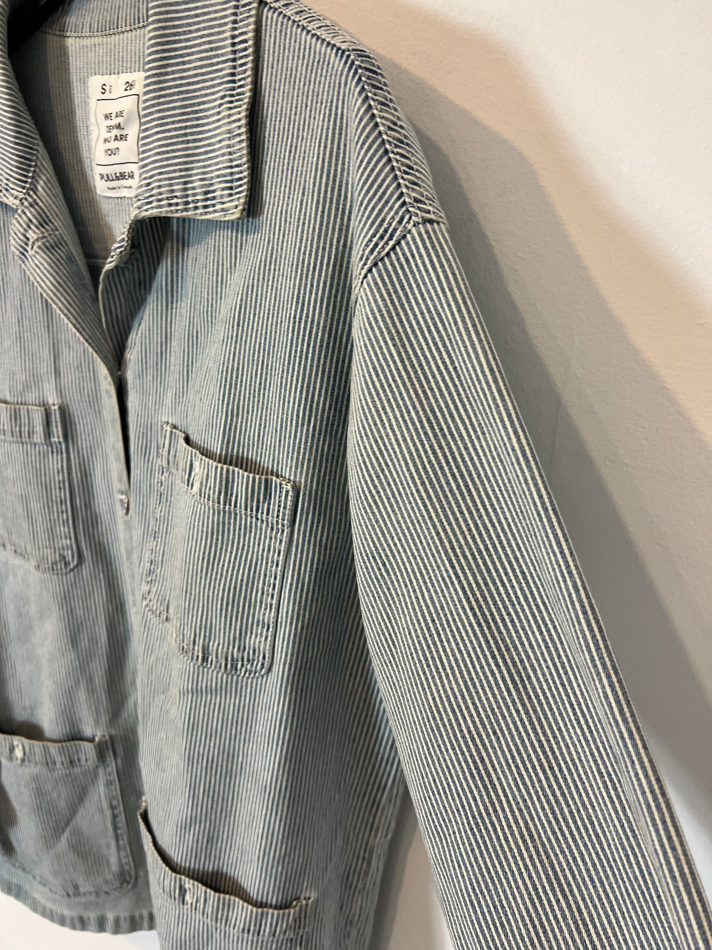 PULL&BEAR. Chaqueta rayas bolsillos. T S