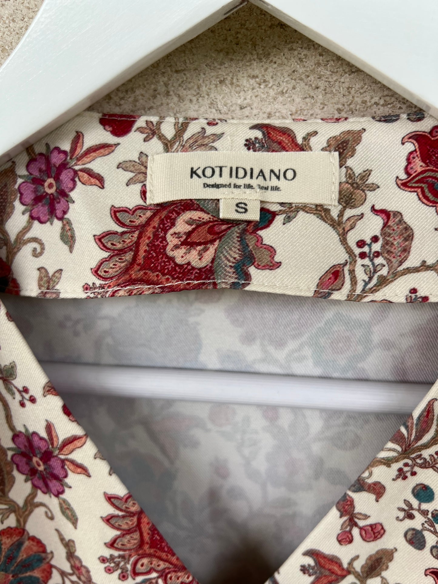 KOTIDIAN. Beige floral crossed Ts blouse