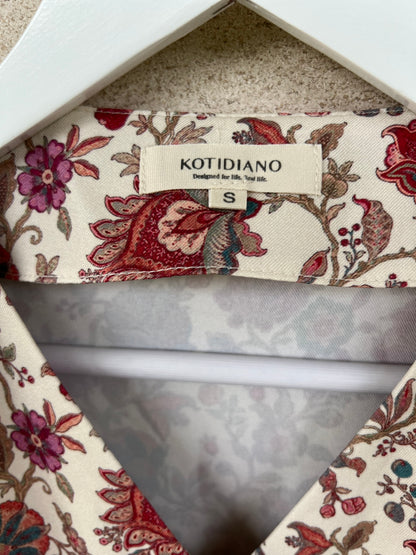 KOTIDIAN. Beige floral crossed Ts blouse