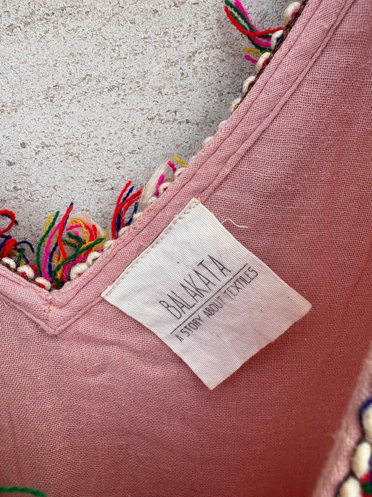 BALAKATA. Kaftán rosa flecos colores. T S/M