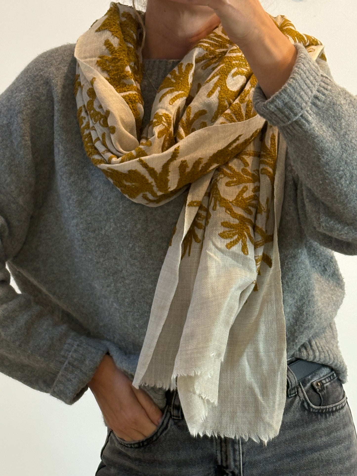 OTRAS. Bufanda lana detalles en camel