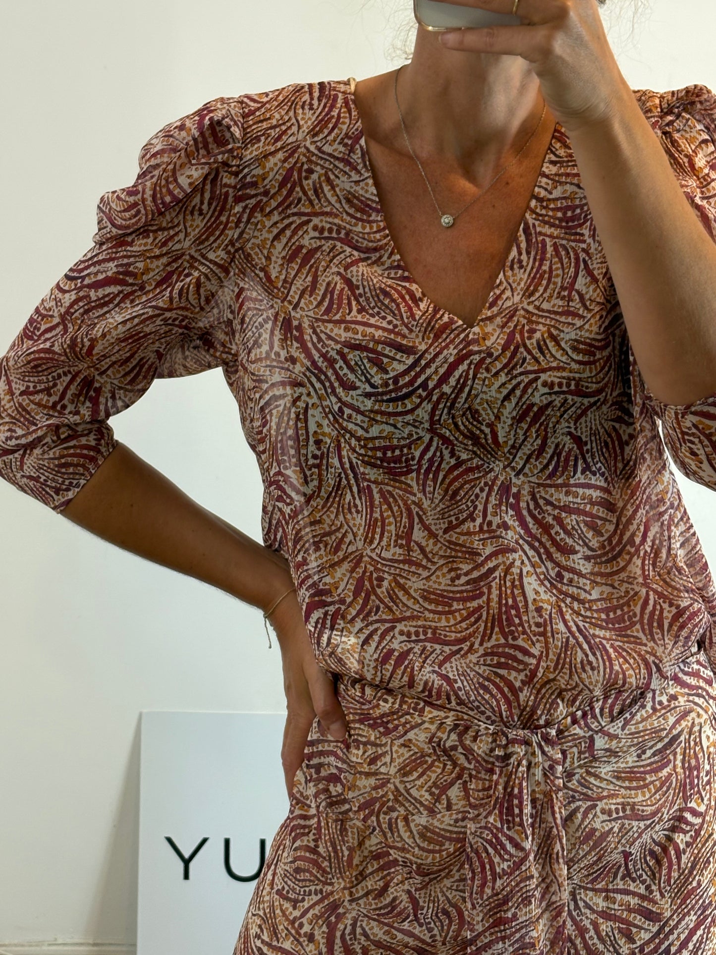 INTROPIA. blusa estampada tonos beige T.l