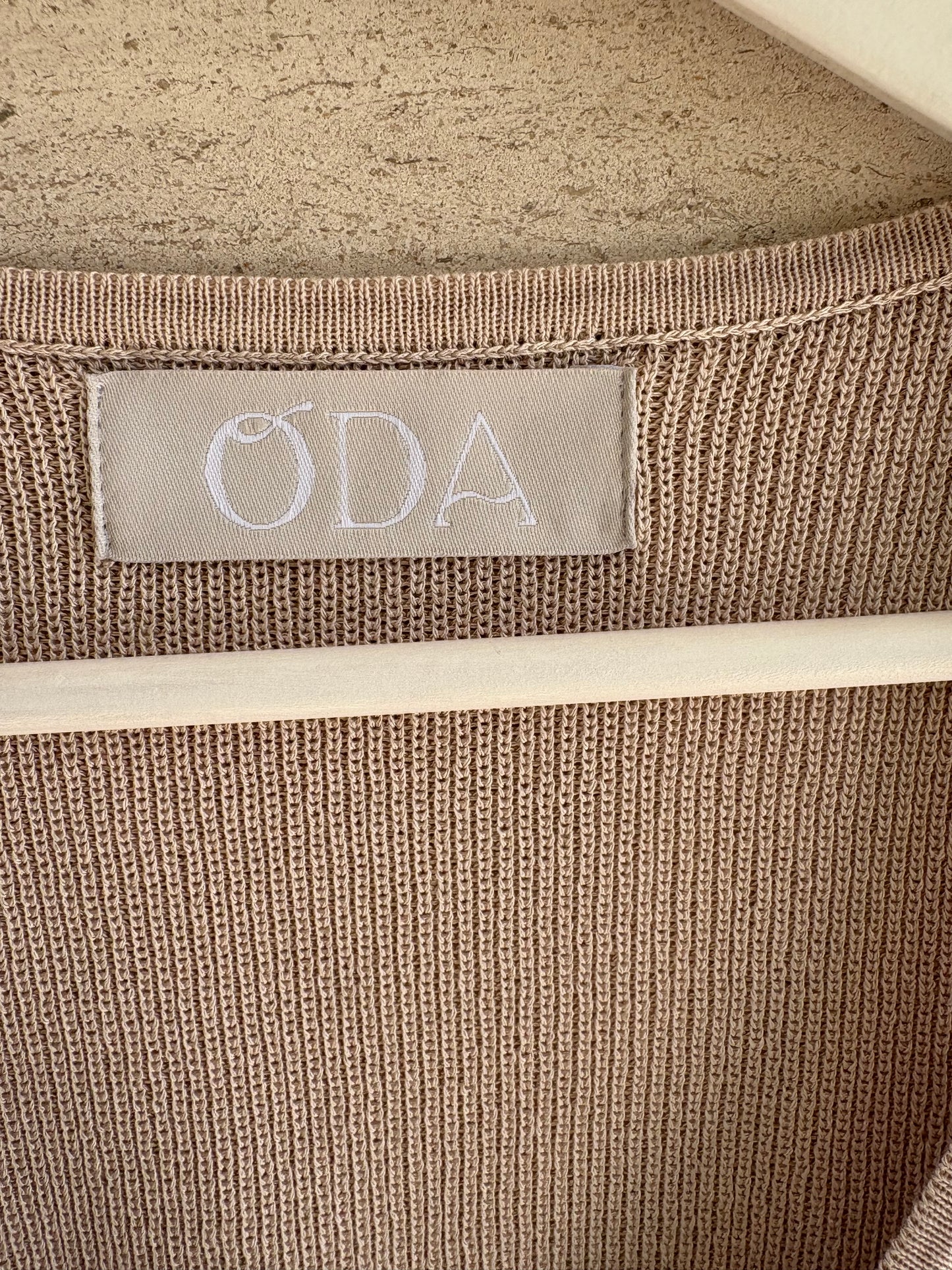 ODA. Top punto beige abotonado