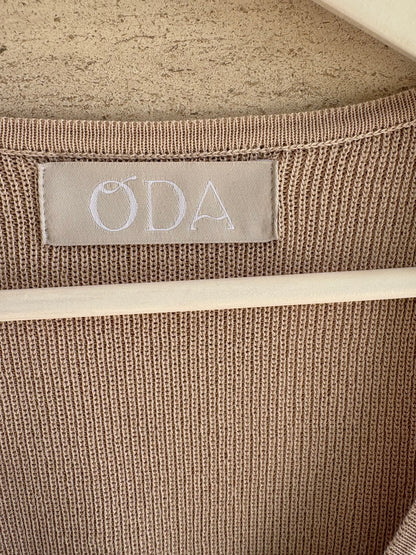 ODA. Top punto beige abotonado