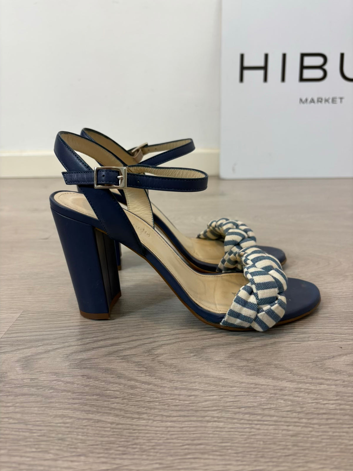 CAPSULE ESTUDIO. Sandalia azul trenzada T.39