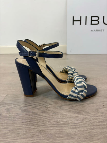 CAPSULE ESTUDIO. Sandalia azul trenzada T.39