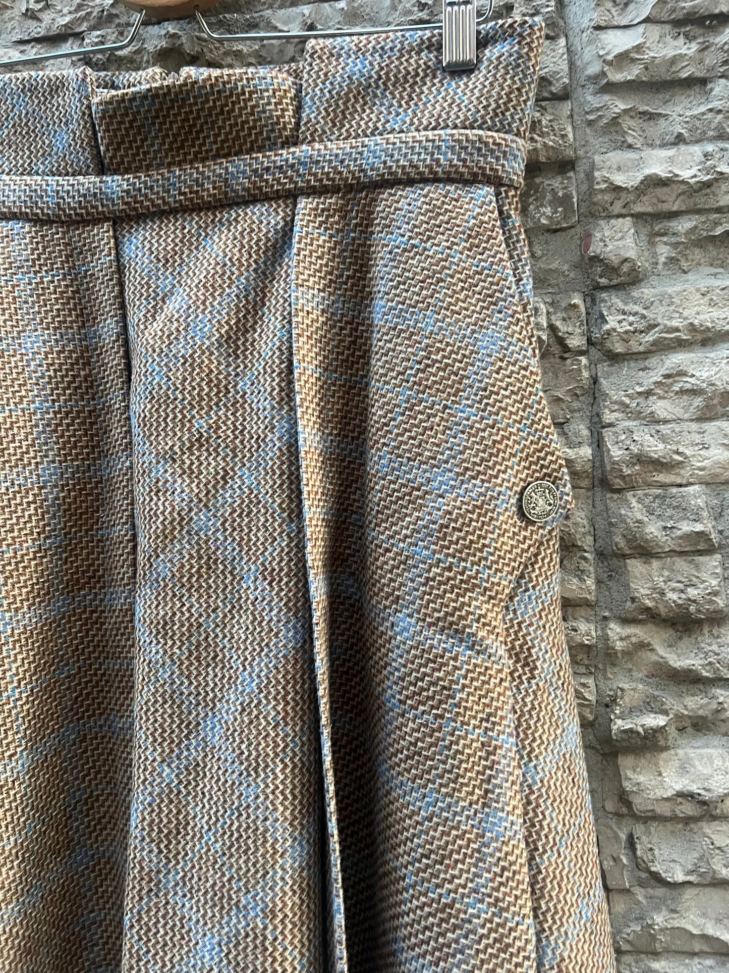 KIUT. Falda midi jaspeada lana