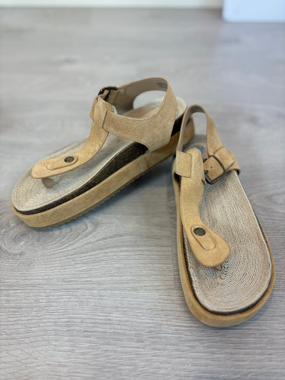 ULANKA. Sandalia piel beige. T 40