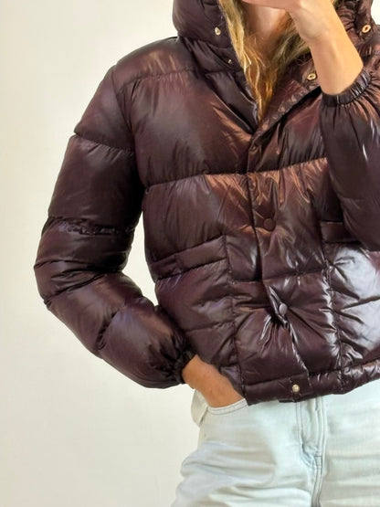EMME Marella. Plumas berenjena oscuro capucha