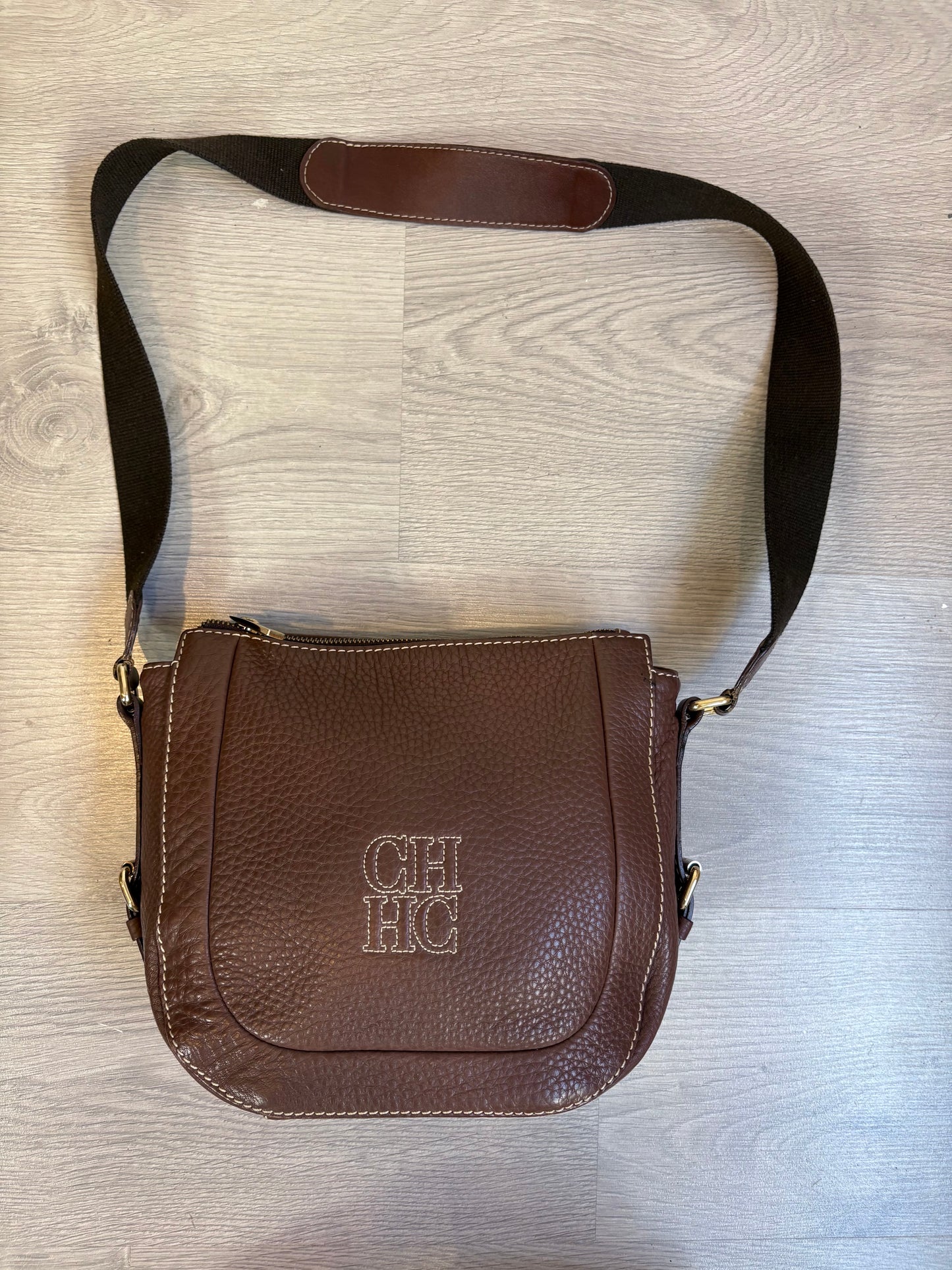 CAROLINA HERRERA. Bolso marrón piel asa regulable