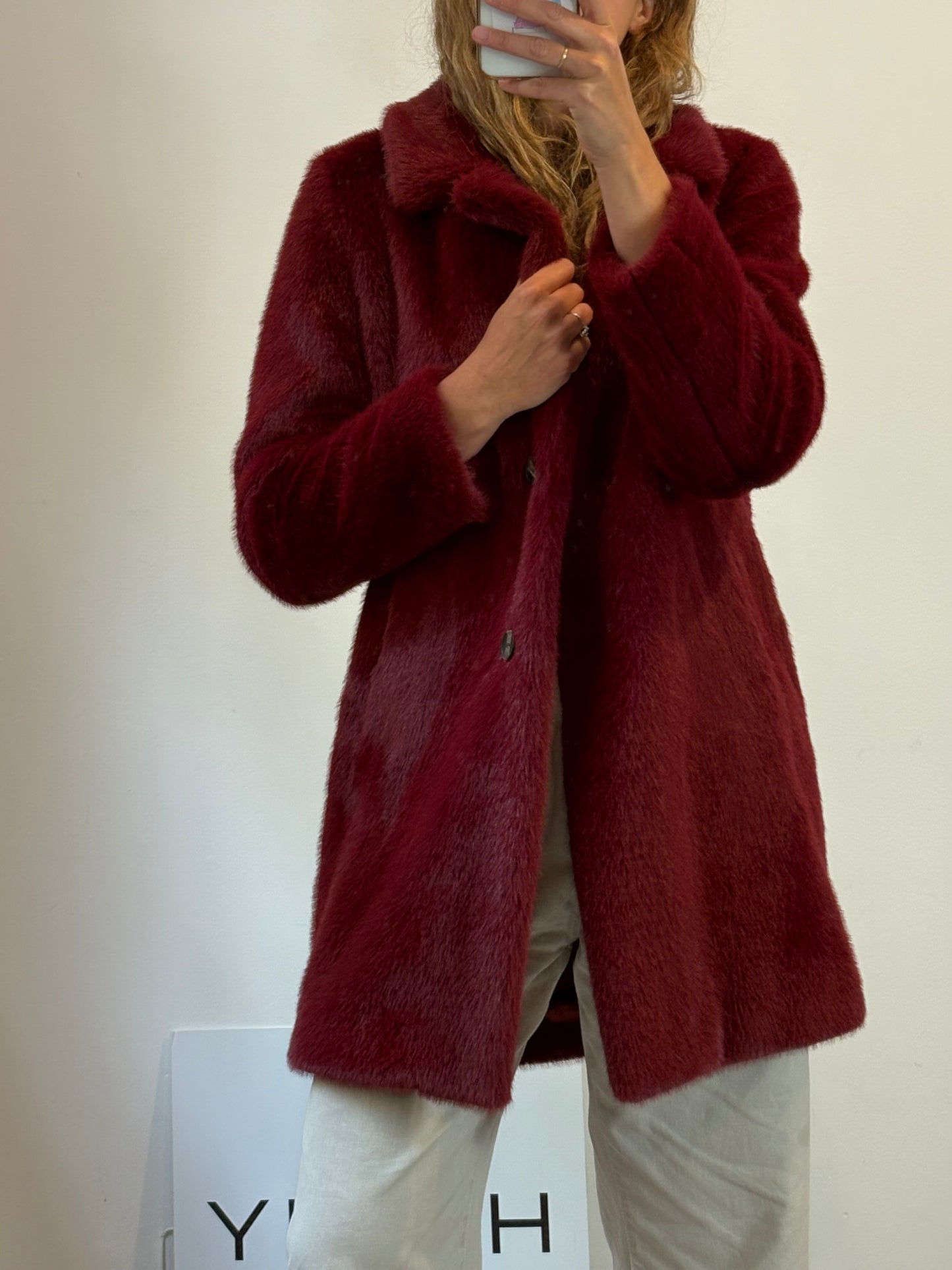 WEST 11 PEPE JEANS LONDON. Abrigo burdeos en efecto pelo
